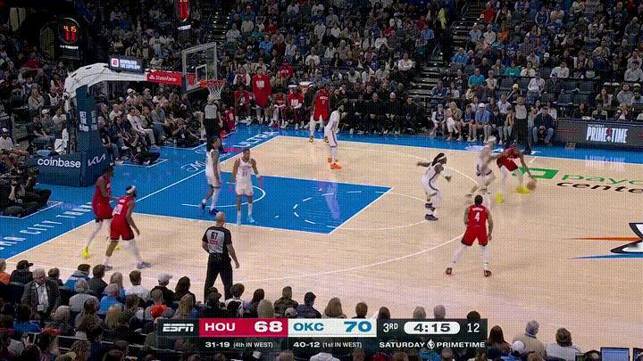 火箭小将戴维森真是让人欣喜若狂！在今天进行的火箭和雷霆的比赛中，当时比赛进行到了