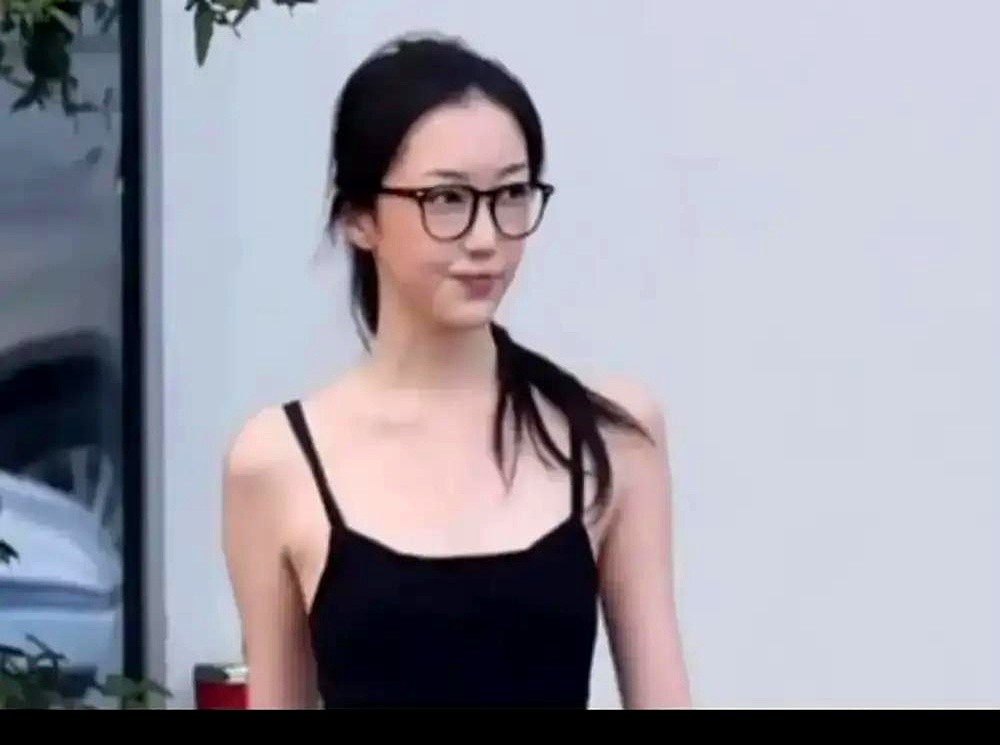 窦靖童提出退学去纹身那天，王菲没砸桌子，只甩了一句话。她管大女儿叫大姐，自己当三妹。窦靖童染发、纹身
