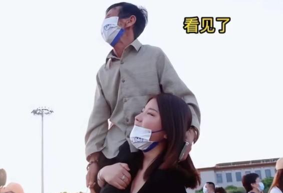 1997年，河南一个50岁光棍，捡回1名女婴，不料，送她读书后，她竟怒问：“穷到