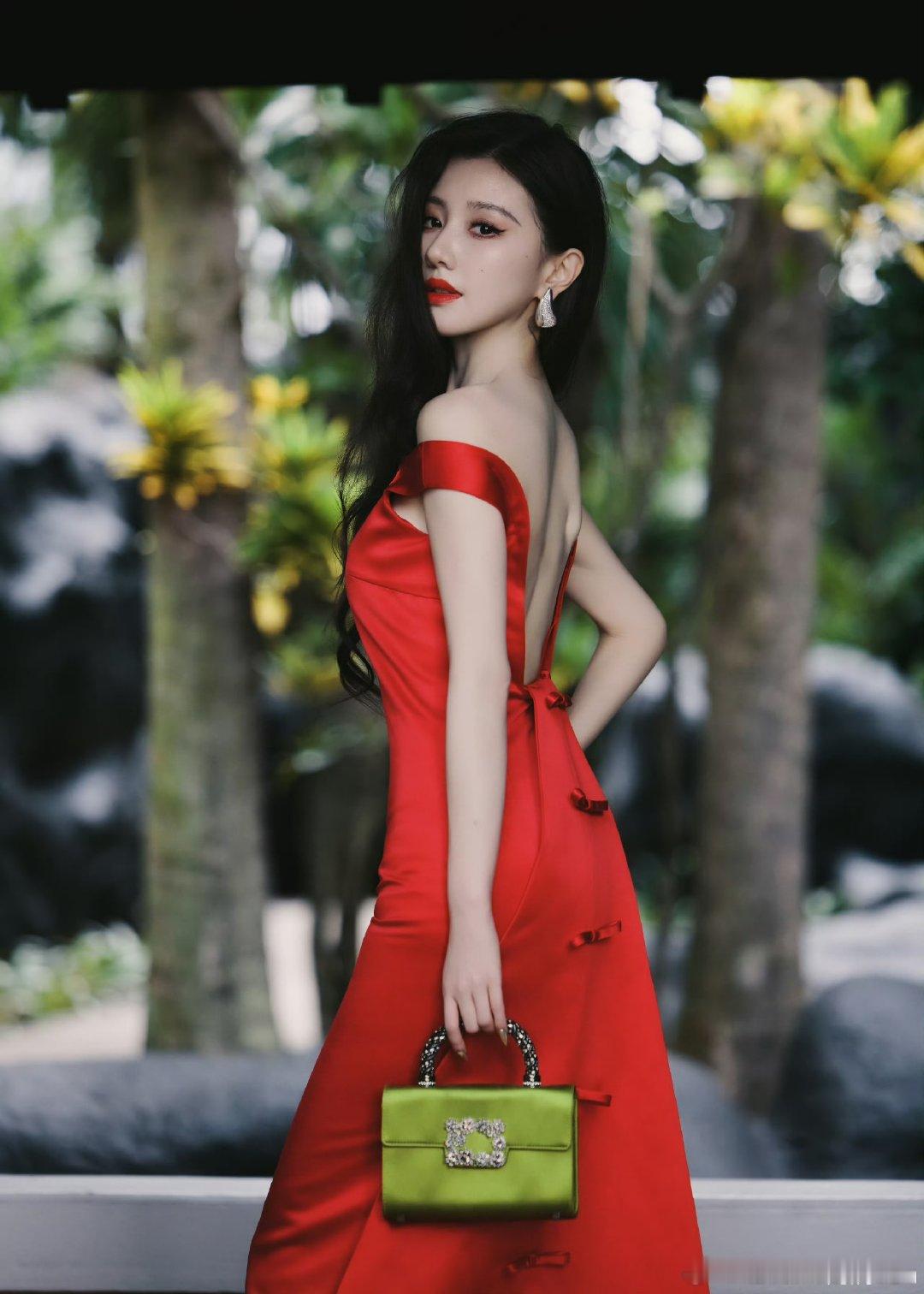 王鹤润红裙明艳大美人红裙绿包被王鹤润穿出高级感王鹤润修身露背红裙夺目，绿包作为