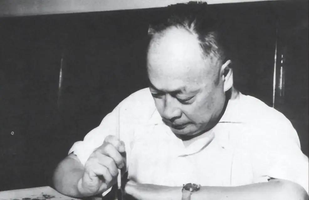 1949年，陈毅在上海吃面。一老农进店点同款面。他瞥了眼那碗，顿时怒喊：“快把老