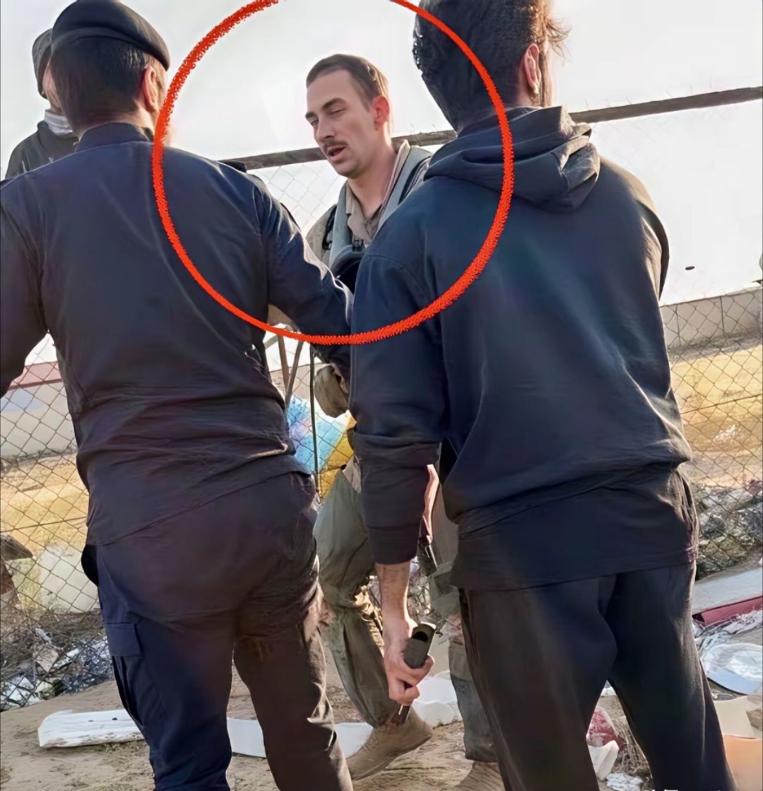 一架美军战斗机被伊朗击落，飞行员跳伞后险些遭到民众暴揍。