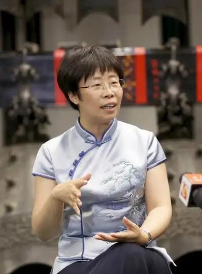 北大历史系博士蒙曼，五十岁依然单身。央视主持人朱迅在节目里突然问：如果古今中外随