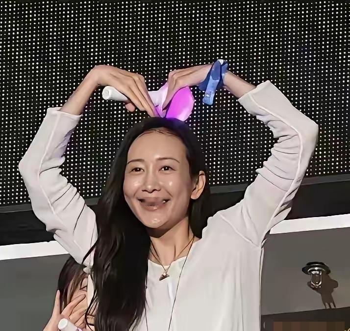 天呐，电视剧《伪装者》里的汪曼春的扮演者王欧，素颜简直不敢认了，和汪曼春简直判若