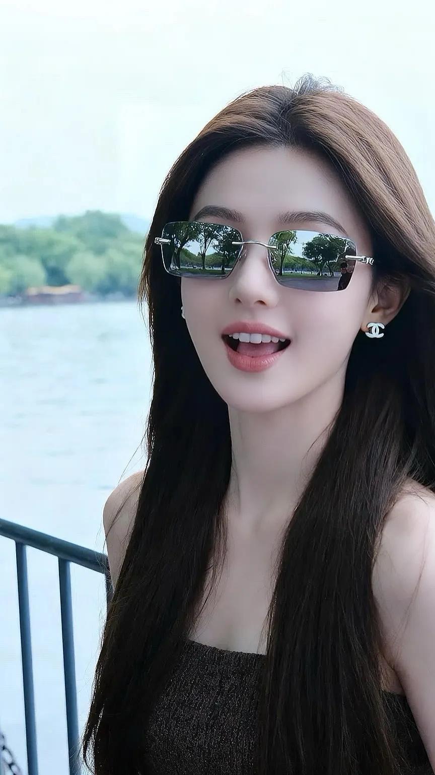 阳光下的甜美笑容，海风轻拂的夏日时光街拍高清美女