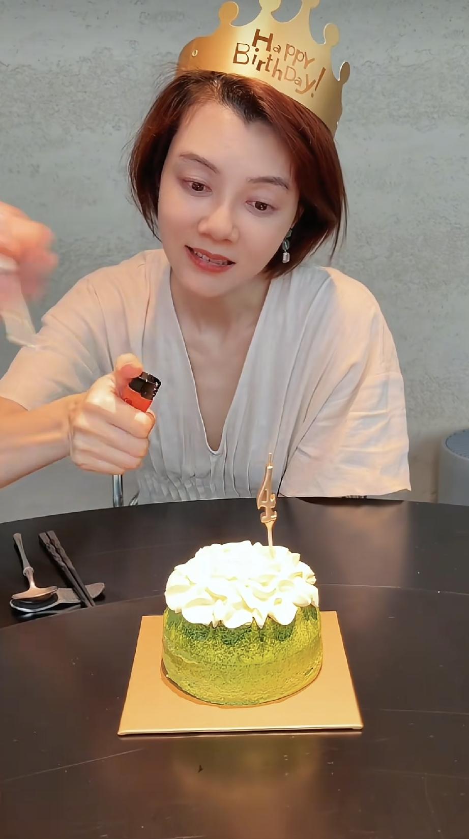 6月12日，车晓庆贺44岁生日完全不顾形象，挤眉弄眼大喊大叫，脖子里面的褶子好多