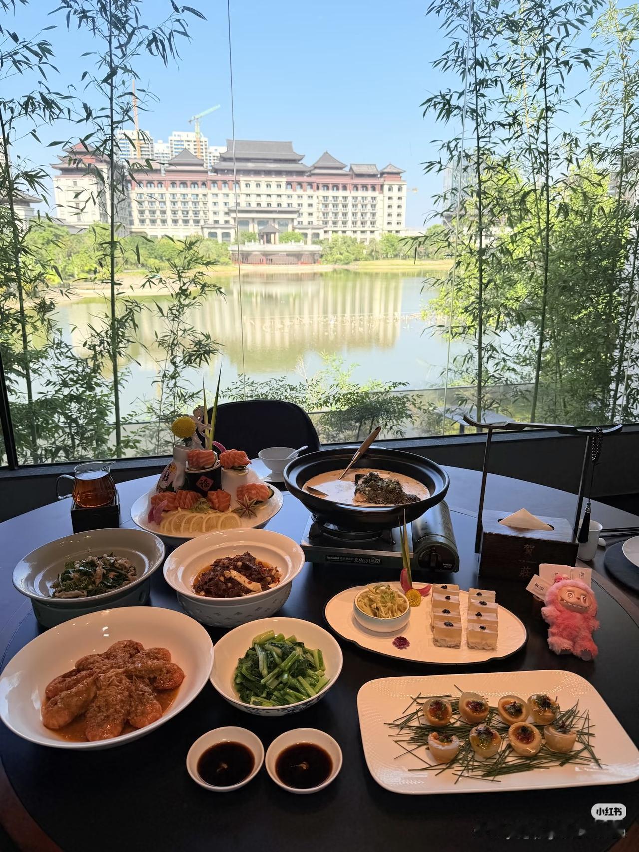 在花都挖到宝了！融创滑雪完直奔的这家湘菜馆，进门就被惊到——木质回廊绕着小湖转，