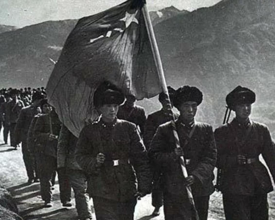 2000年8月,为了方便祭拜,新疆军区准备将安葬在康西瓦烈士陵园的烈士们