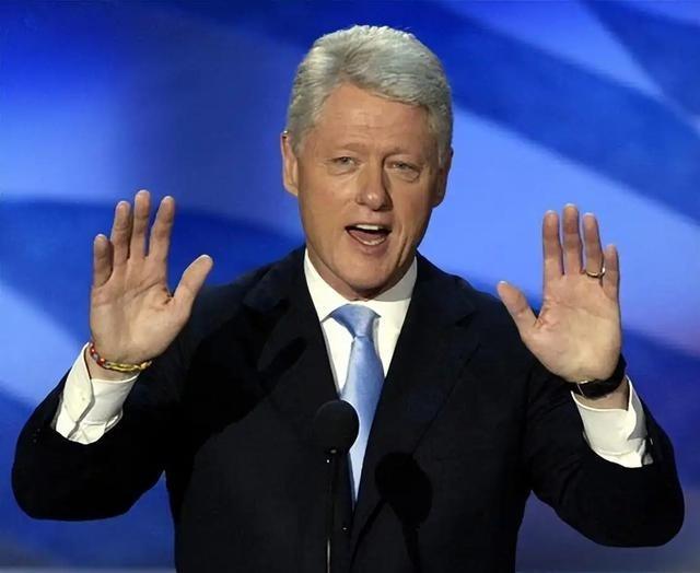 克林顿在2025年接受采访时，曾谈及中国崛起和美国霸权的未来，他表示：“我知道总