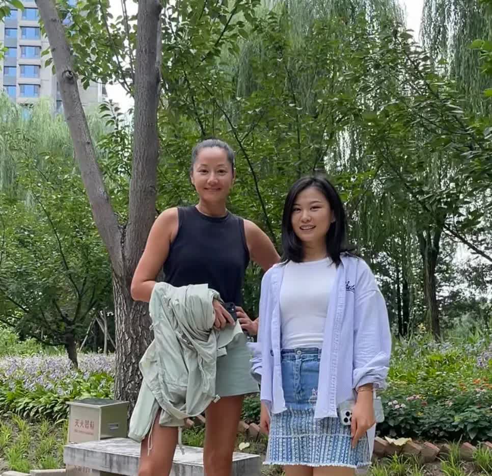 54岁瞿颖公园偶遇，皮肤黝黑身材爆好，看着好美好健康！