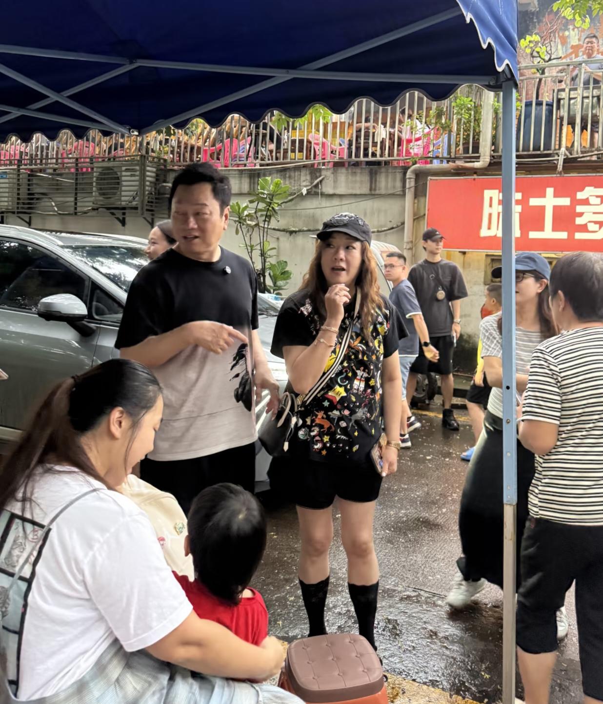 62岁黎耀祥和老婆梁耀莲现身广东佛山一家大排档吃海鲜火锅，夫妻俩牵着手来到店里，