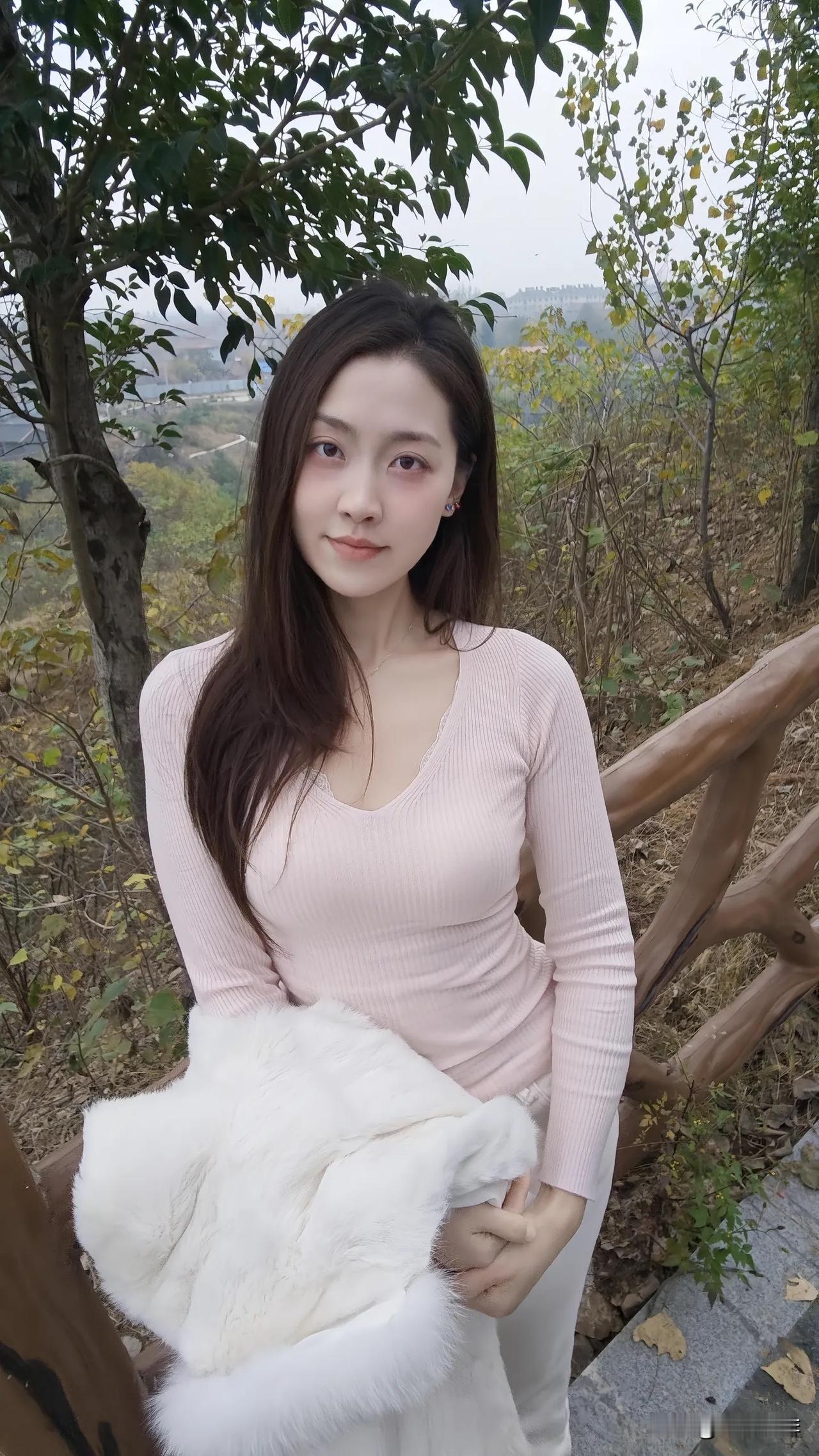 秋日森林中的温柔少女温柔美少女秋日少女照温柔感美女温柔少女梦幻森林少女