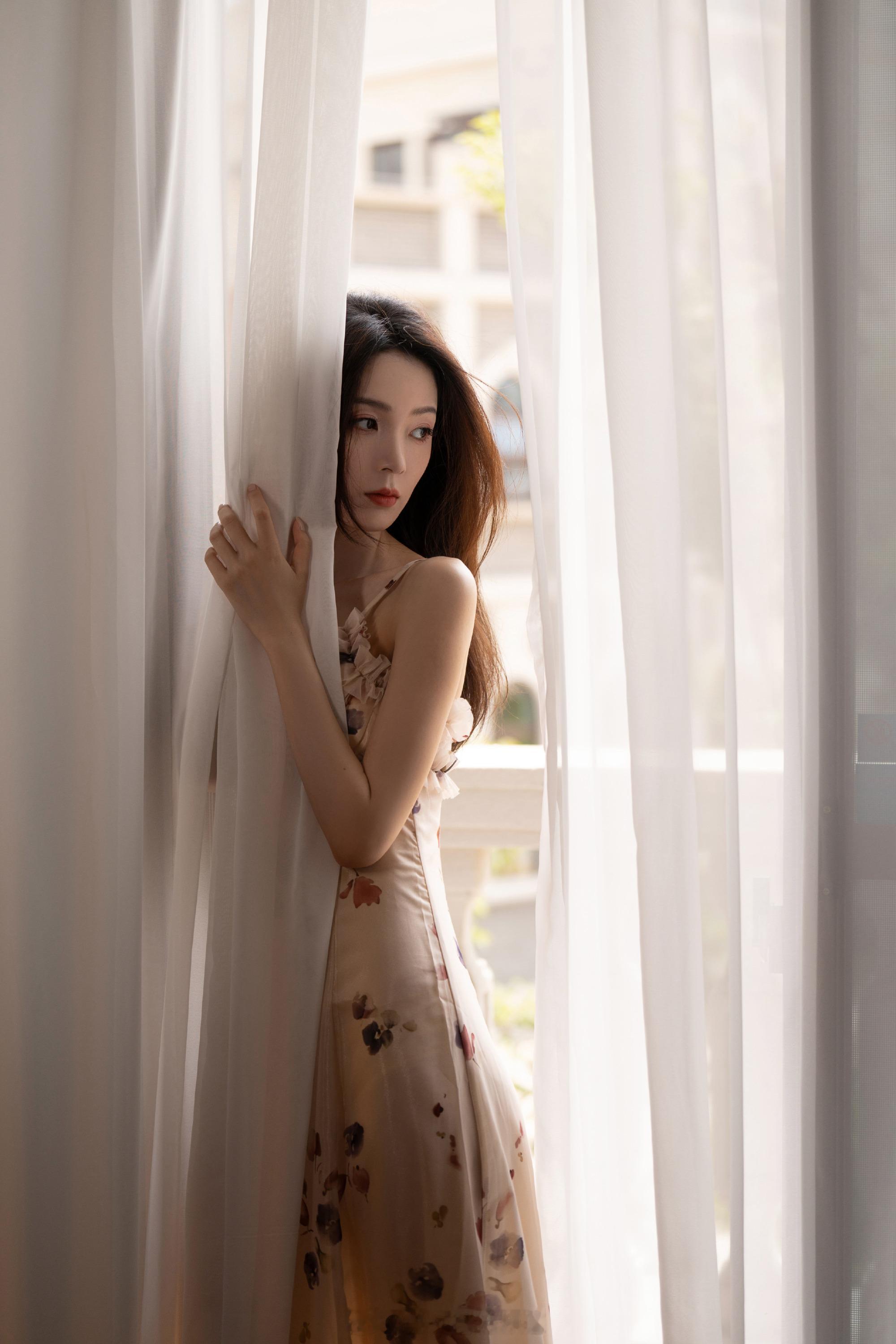 陈瑶夏日碎花裙释放浪漫格调