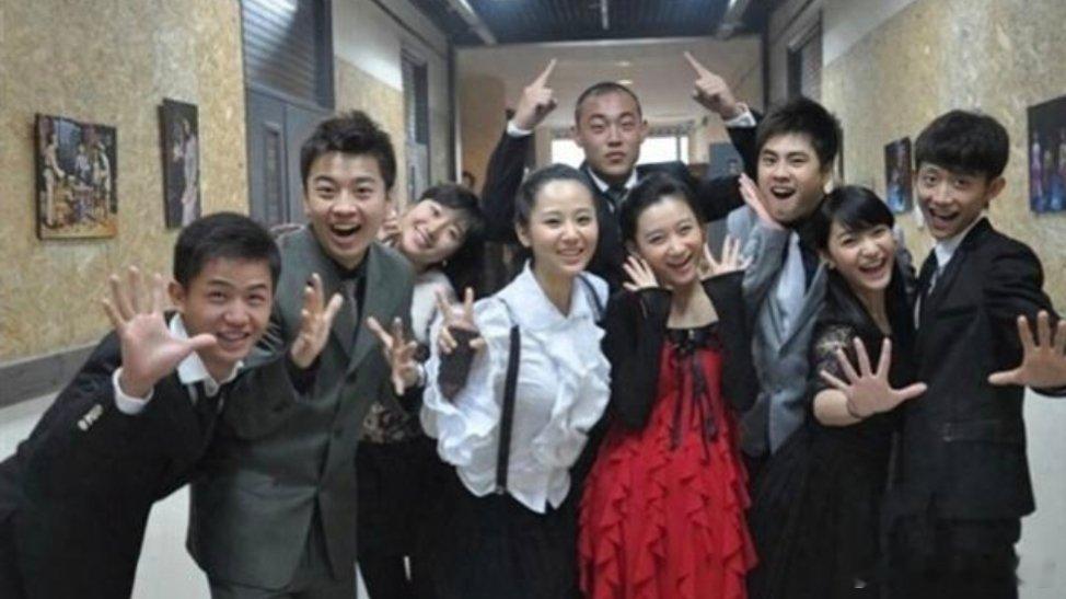 洪洋杨紫李现是北影的同一届同学没想到三人竟是同届校友，属实意外又惊喜。同窗情谊珍