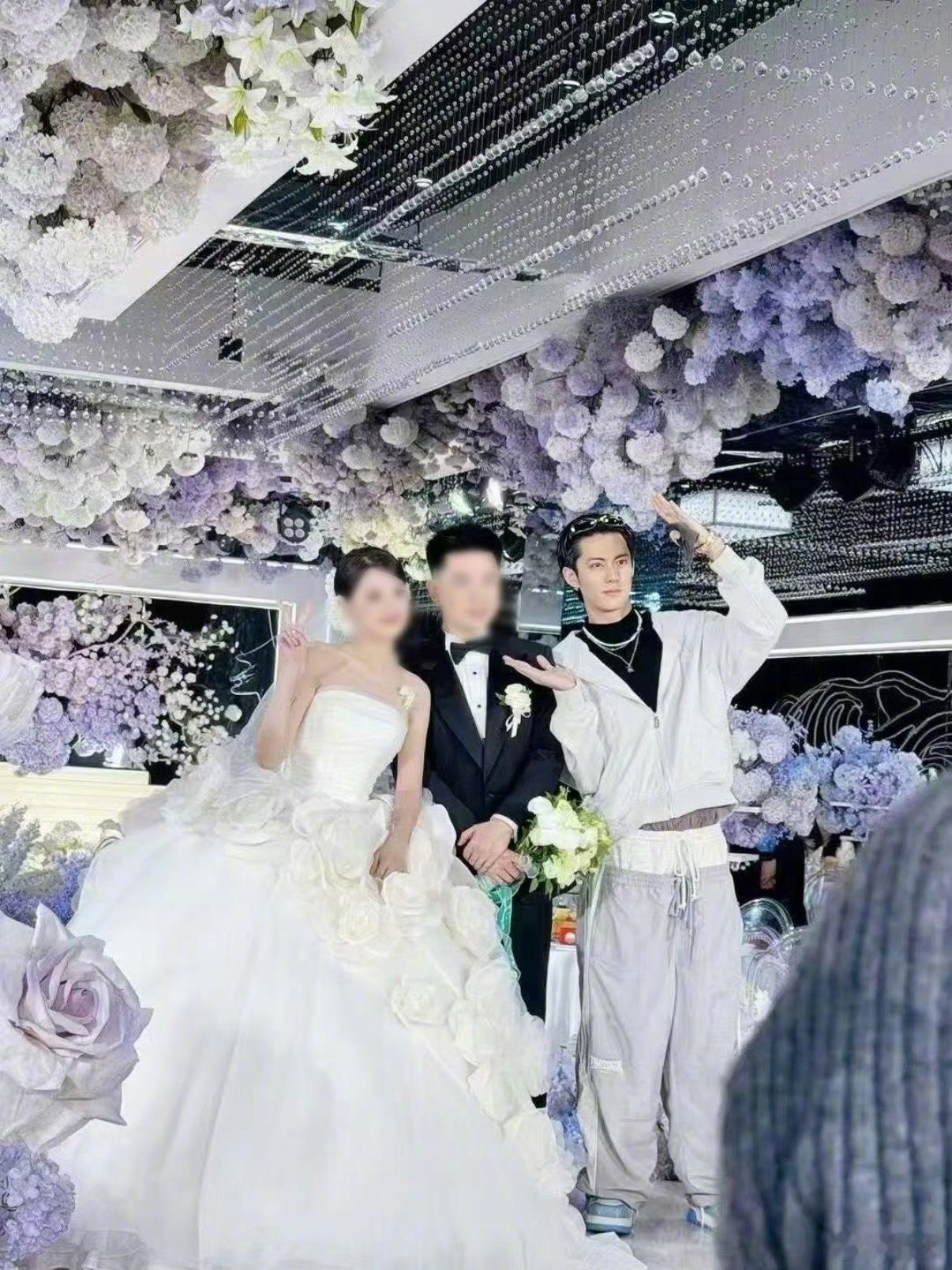 王鹤棣参加发小婚礼steve[doge]​​​