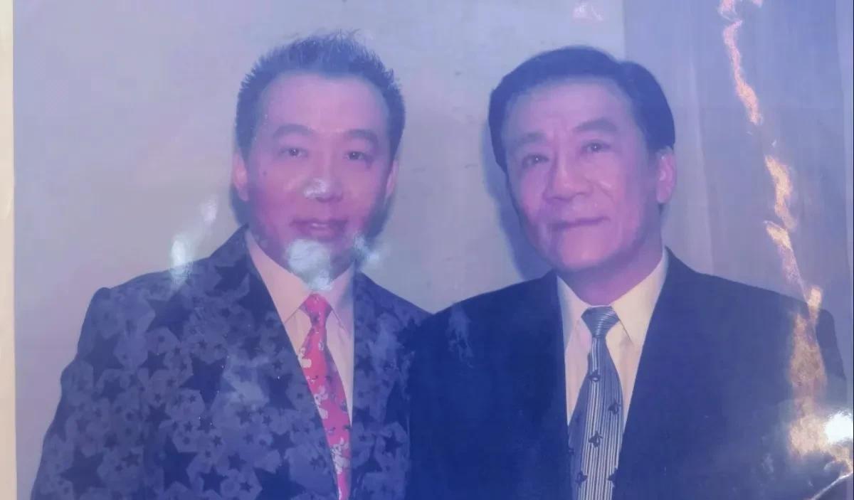 #相声界恩怨情仇#侯军，发照片，怀念侯耀文。侯军，是侯耀华的儿子，一直在电视