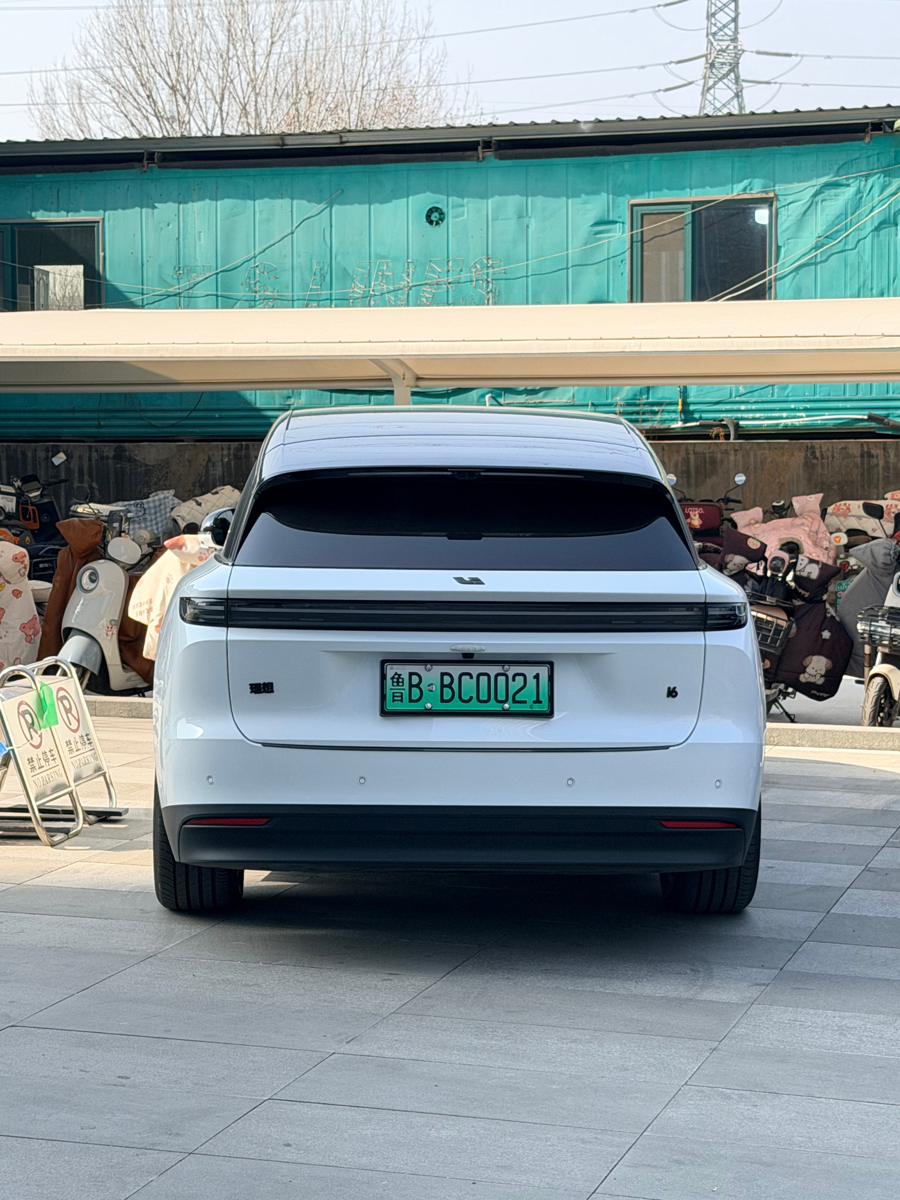 楼下停了辆理想i6，我才发现它的车轱辘竟然是这样的