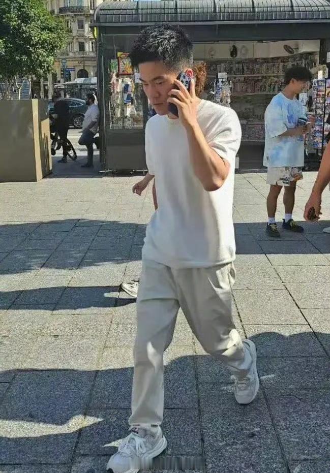 一个天天夸华为的网红，爱用苹果​​​
