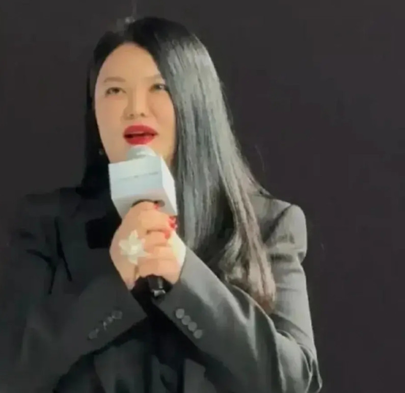 李湘胖的很厉害啊，黑长直都遮不住这发福的身躯。不知道是不是，李湘太在意肥了，