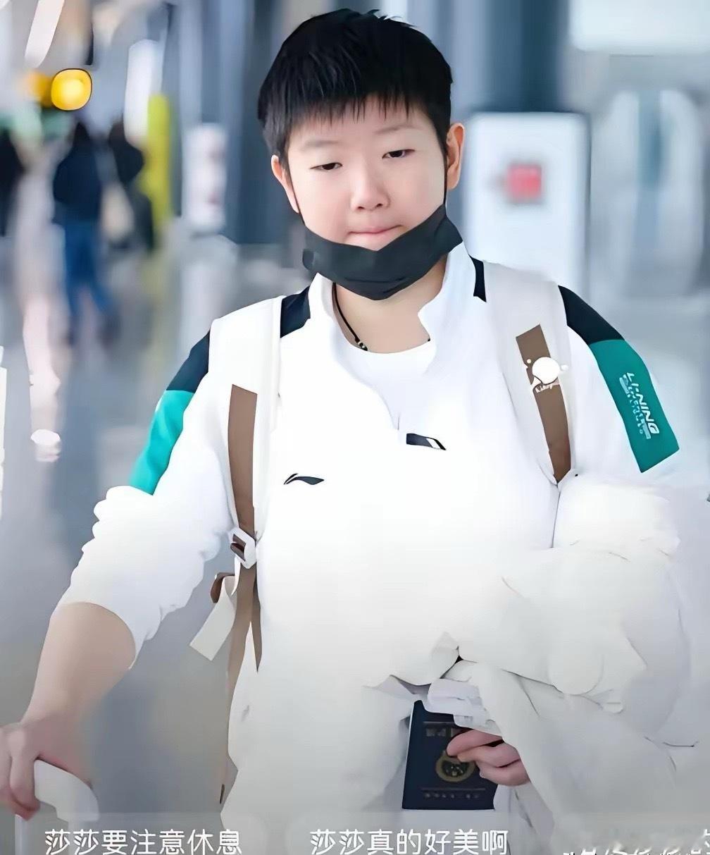 莎莎回京，是坐着轮椅下飞机的。那双拿过无数冠军的脚，现在锁在厚重的防护靴里。这不