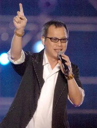 最近台湾名嘴唐湘龙说了件事，说罗大佑去新加坡开演唱会，唱了9首歌，其中有8首都不