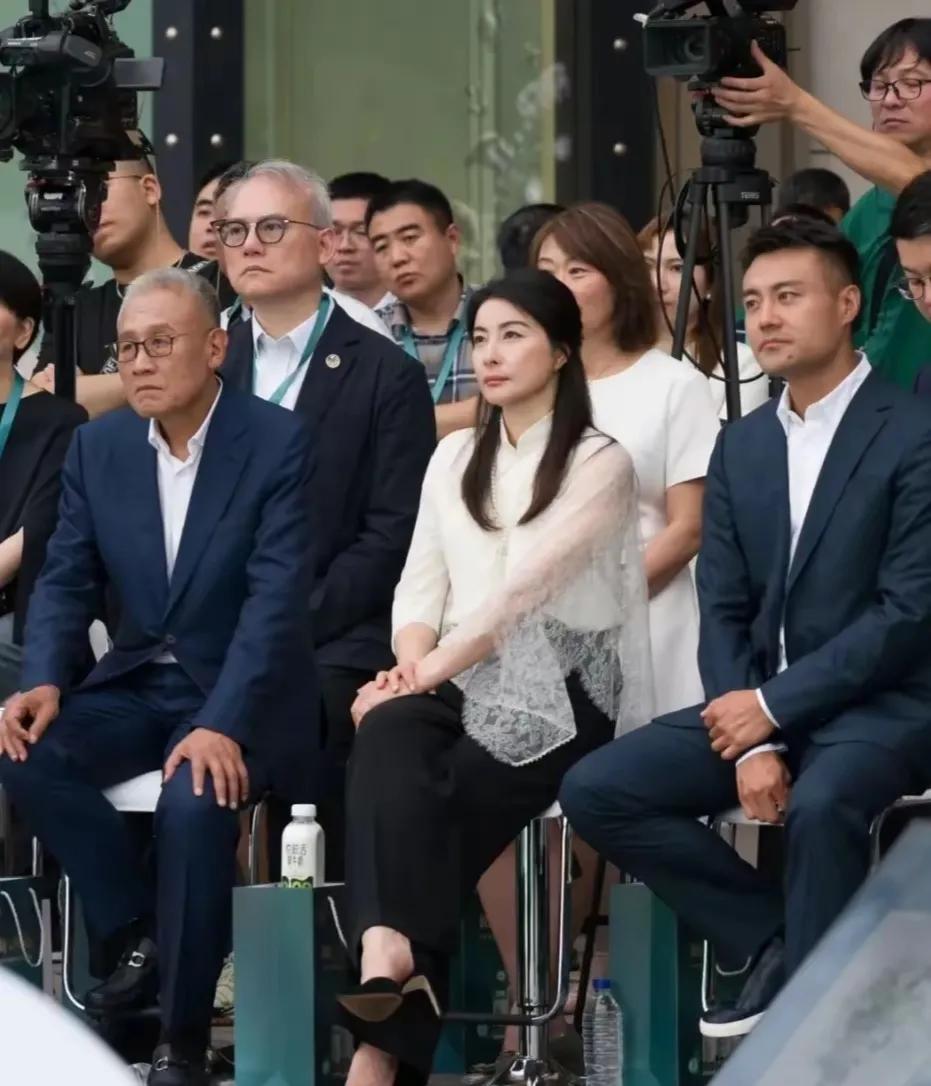 郭晶晶现身线下活动，一袭薄纱中式上衣勾勒东方雅韵，温婉盘发映衬柔美气质。她端坐前