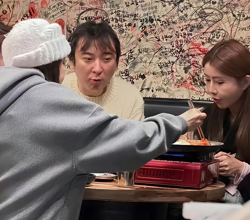 前些天刷到王思聪跟小女友吃饭的照片，那状态真是一言难尽。头发稀得遮不住头皮，黑眼