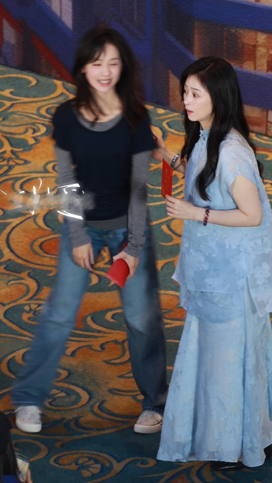 蒋欣气质太好了！一身淡蓝色新中式两件套温婉大气，半透提花面料轻盈雅致，立领设计衬