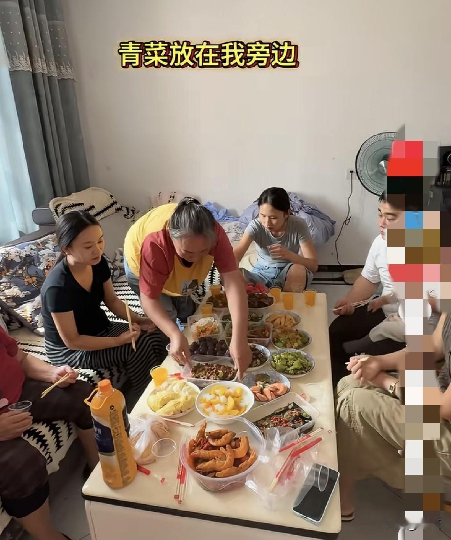 大姑姐来了，一家人都坐在桌前吃饭。只见婆婆站起身，将儿媳跟前的锅包肉换到了大姑