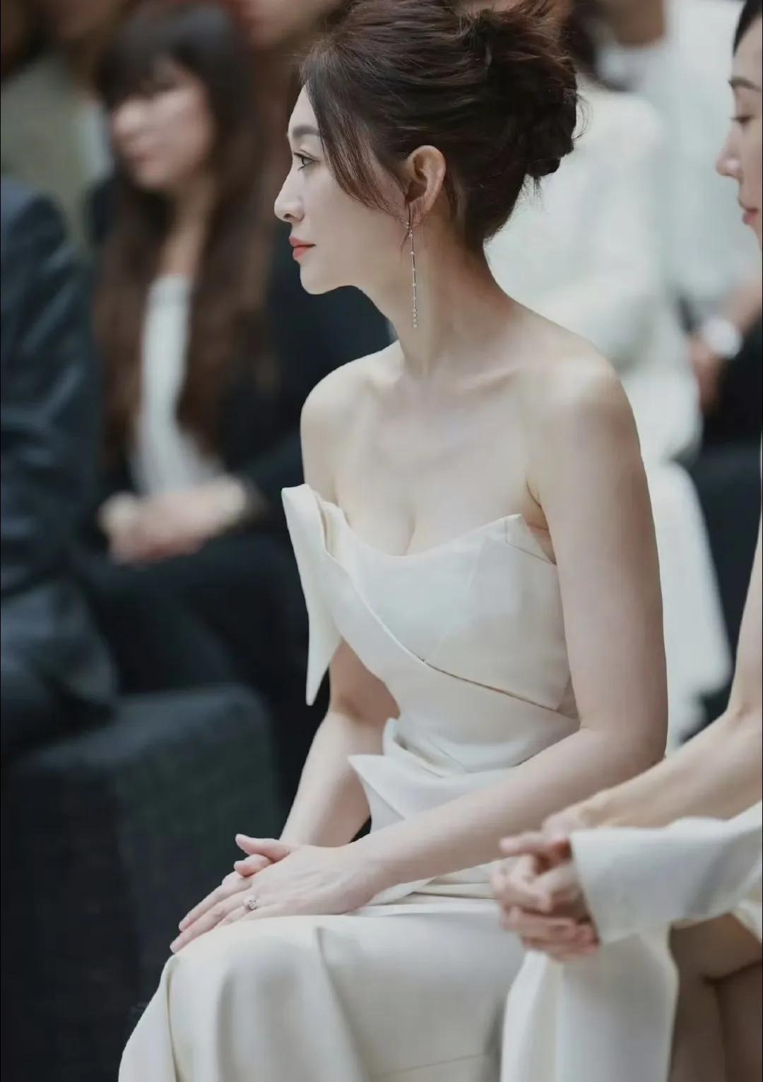 我表姐是一个演员的助理，她见过李小冉，她回来偷偷跟我说，她说李小冉是她见到过