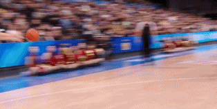 焦海龙防守时碰到周琦头顶！周琦上前质问：你没碰到我？！恕我直言，防守球员动作交代