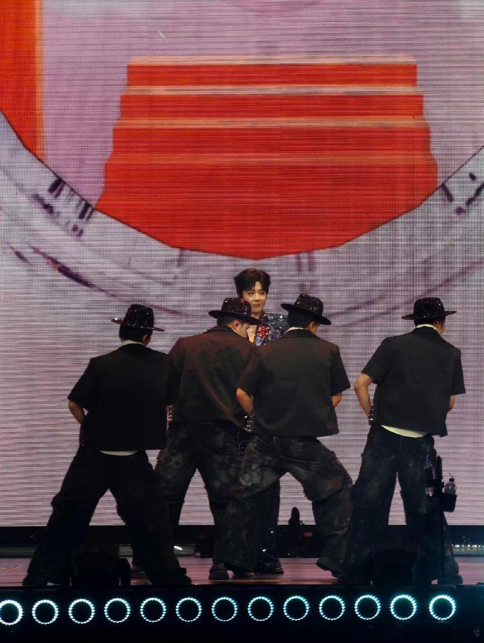 刘宇宁演唱会内娱大佬团建平台大佬、影视巨头、综艺主创…刘宇宁的演唱会观众席，星