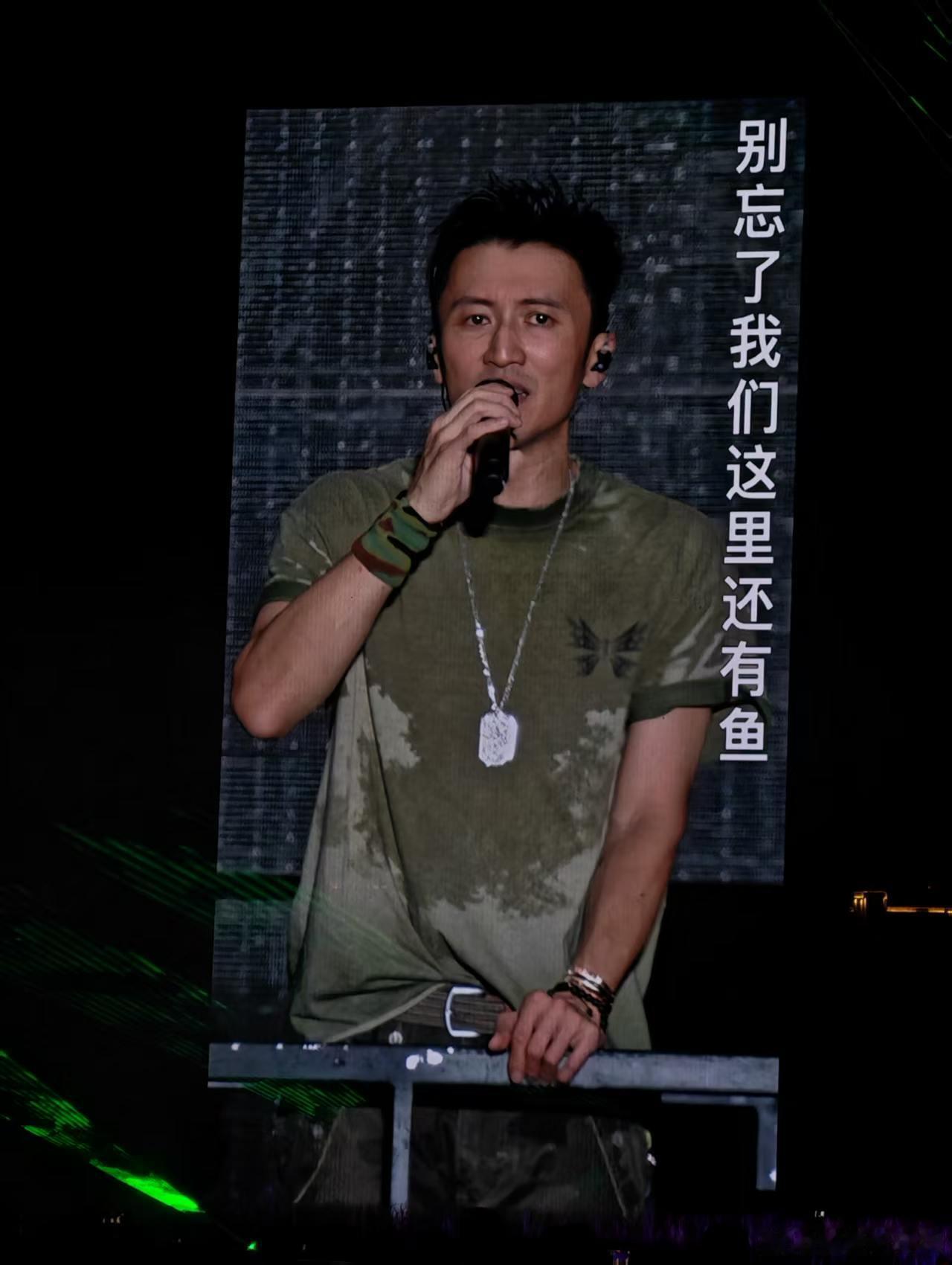 谢霆锋胸前湿透了郑州最拼的舞台表演者非谢霆锋莫属，汗水浸透前胸，这份敬业和业务水