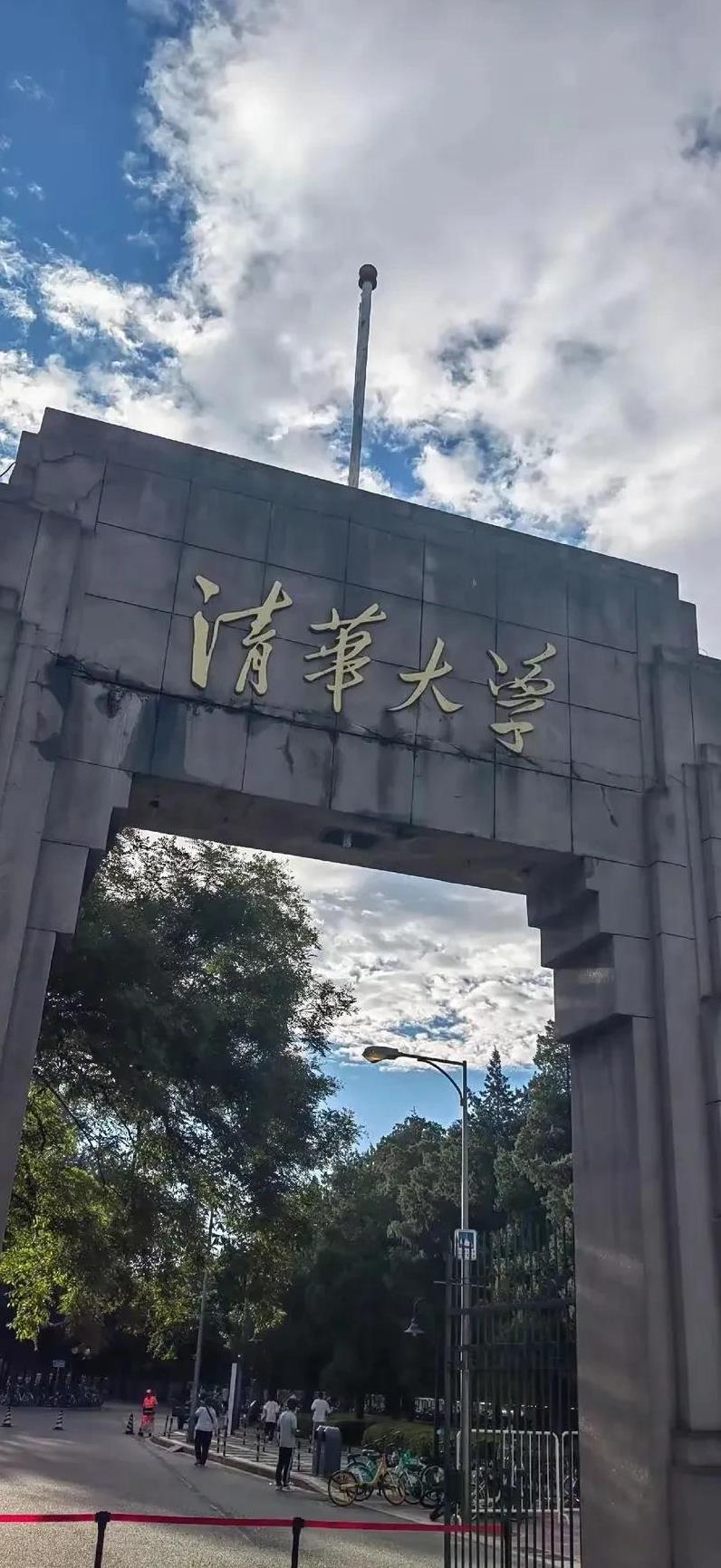 高考成绩公布，上海本年一共6.3万人参加高考。4.9万人过本科线，1450人有望
