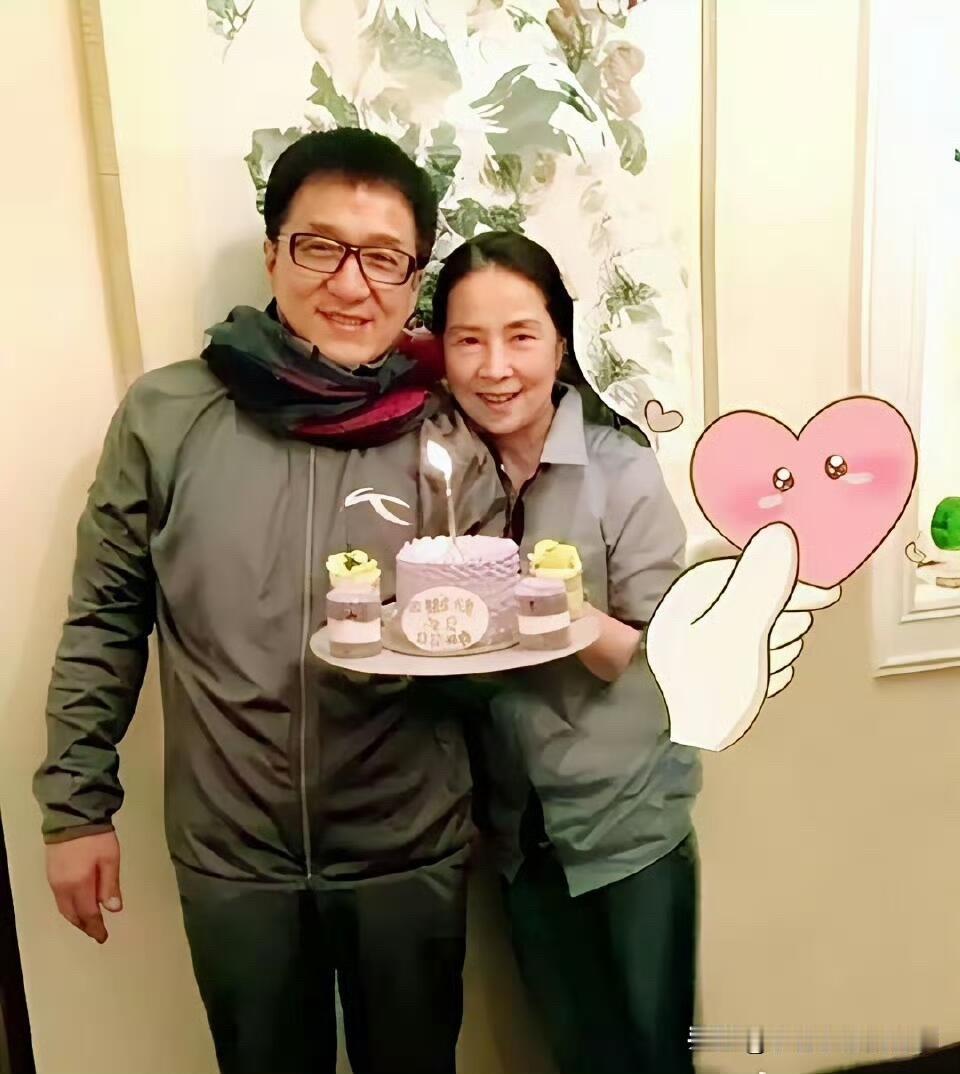 女神年轻的时候可是跟关之琳、林青霞一样漂亮的大美女，怎么现在老了看起来比较普通了