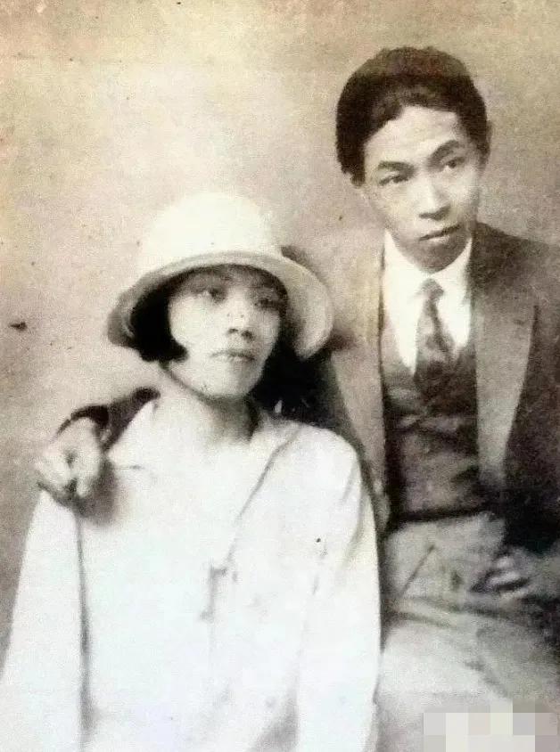 1928年，32岁的茅盾出轨23岁的女学生秦德君，不久秦德君便怀了孕，茅盾为难地