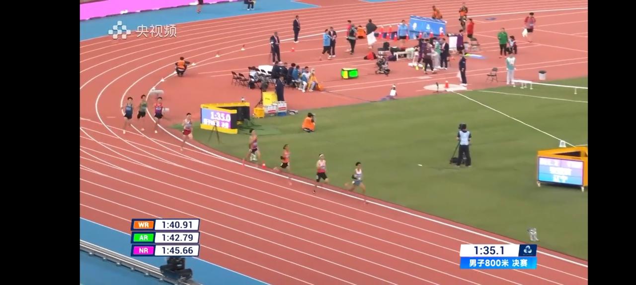 男女800米决赛点评男子冠军浙江奚枭横亚军广西刘德助起步后，奚枭横排在倒