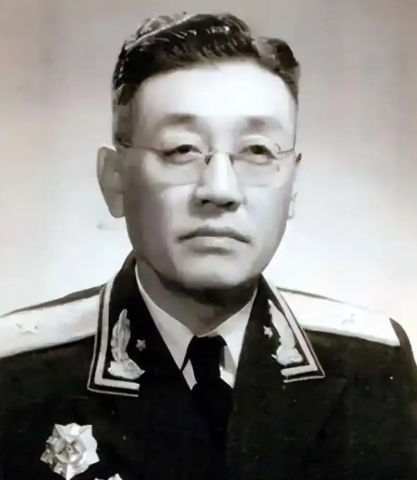 1955年，授衔前夕，朱德、彭德怀、贺龙三位元帅突然联名找到了毛主席，他们火急火