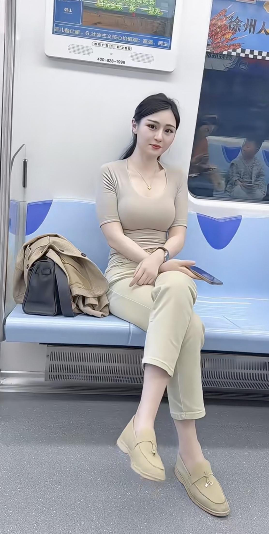 地铁已过三四站，她还不停往这看。像是看见老熟人，…………………………请你