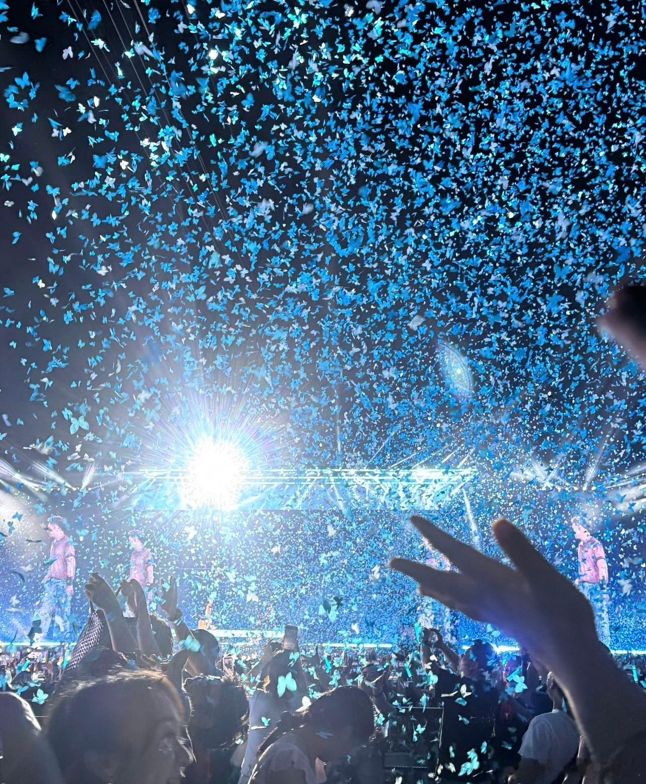 蝴蝶是谢霆锋的浪漫开关谢霆锋脱了1件还有3件谢霆锋造型又开始穿多了，脱了一件还