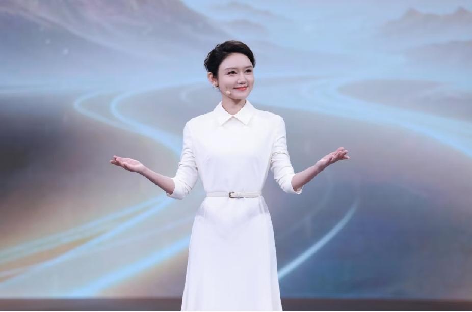 央视主持人龙洋一身白色长裙亮相《开学第一课》端庄又大气央视主持人龙洋的气质真