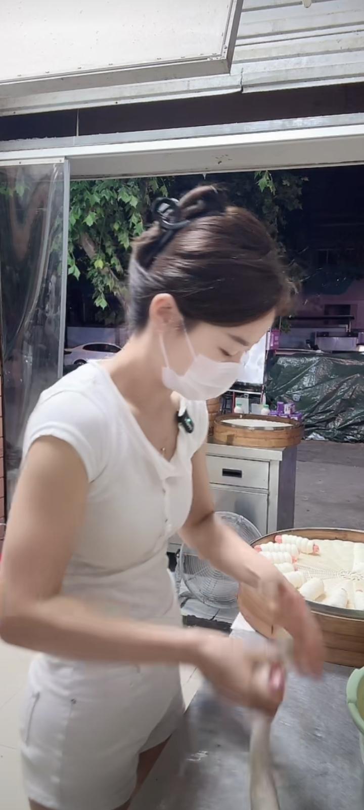 夏日生活打卡季把烦恼交给晚风，把期待留给清晨，好好爱自己才是终身浪漫。