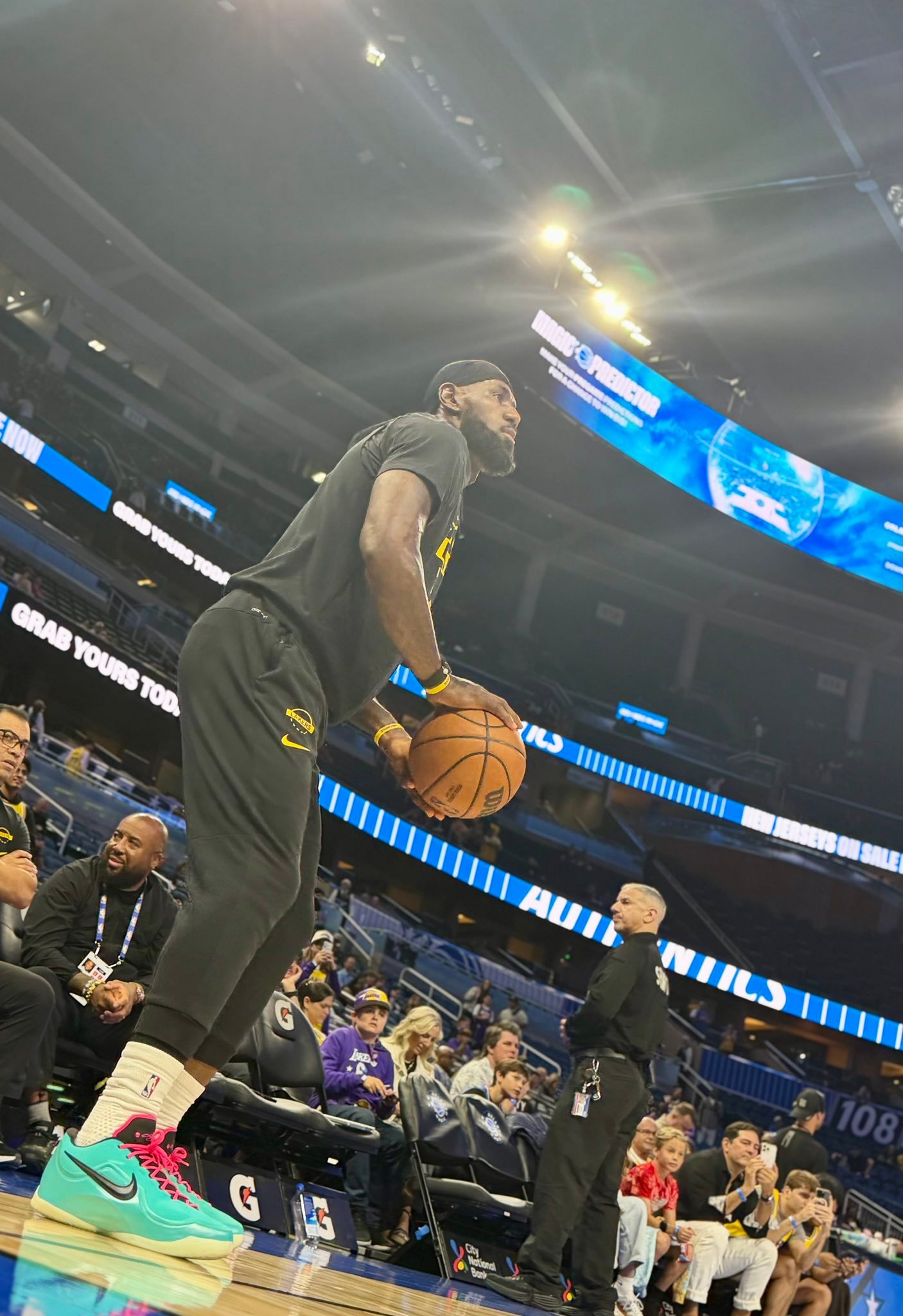 今天詹姆斯将出战与魔术的比赛，并因此成为NBA历史出场次数最多的球员。魔术主场今