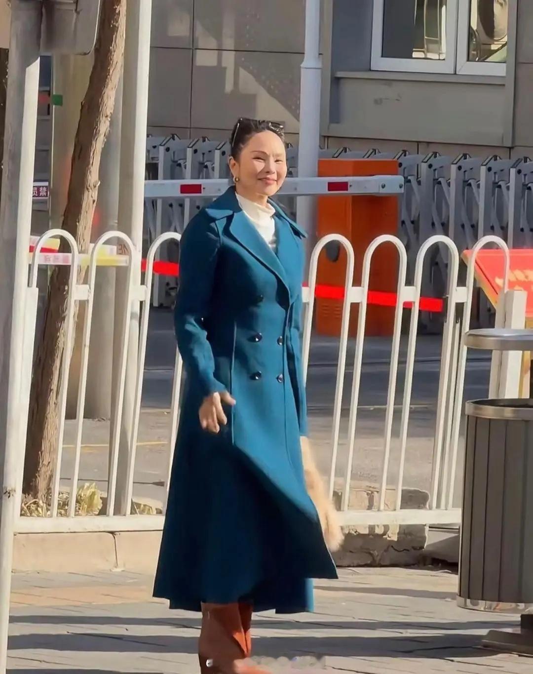 58岁伊能静参加央视春晚路透，她扎着高马尾，她这身打扮真的太老气了，身穿海蓝色呢