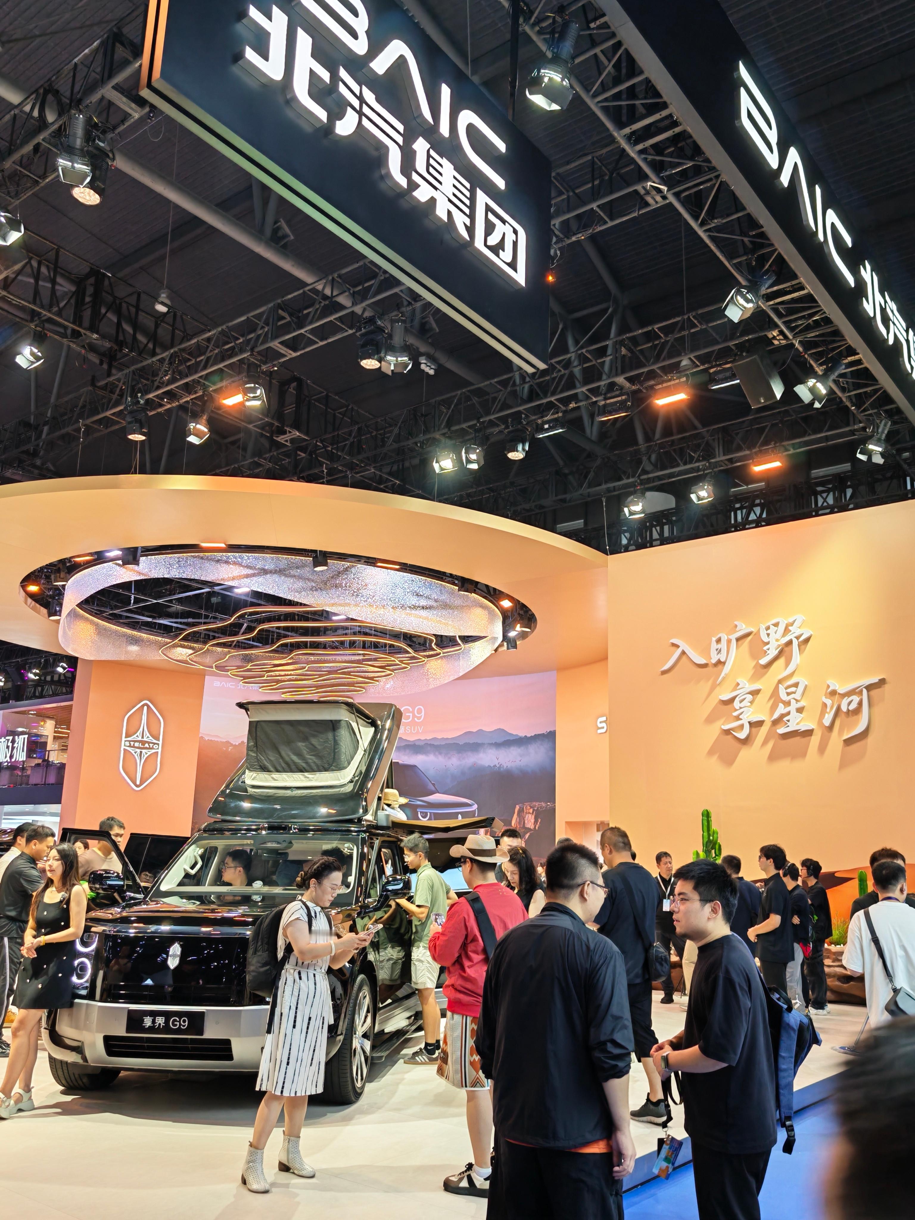 北汽展台也有独立的享界展区，来感受了一波人流。  G9和V8简直明星车...