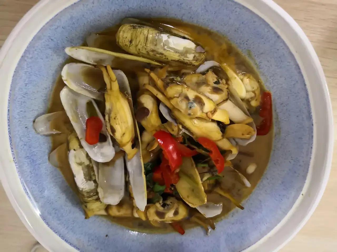 早餐红枣银耳羹汤，午餐炒河虾，晚餐煮毛豆、醋拌藕片、豆豉炒蛏子，一盘蔬菜，生活就