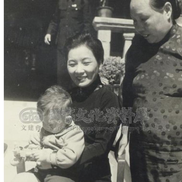 1937年，宋美龄与毛福梅，在奉化老宅门口留下了这张罕见的合影，照片里，宋美龄怀