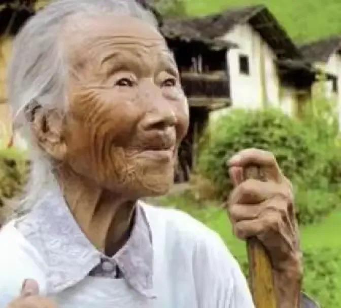 1928年，18岁的池煜华和15岁的小丈夫圆了房，新婚才3天丈夫就离家去打仗，妻