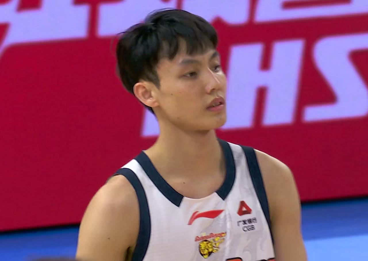 记者问何时能重返中国男篮？徐杰回应很巧妙，球迷：情商很高。CBA联赛杯，广东队