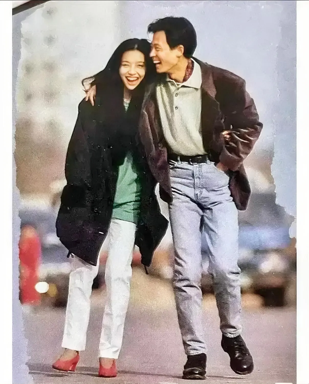 1994年时，江珊和王志文年轻时的留影，江珊美丽动人，王志文阳光帅气。